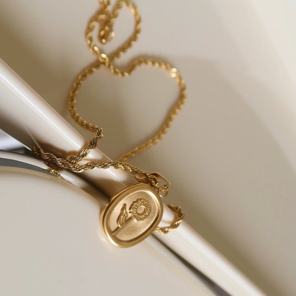 NEW 18K Gold Plated Oval Sunflower Necklace - Picture 6 of 16